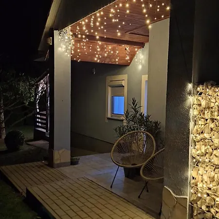 別荘 Jenny Vendeghaz *